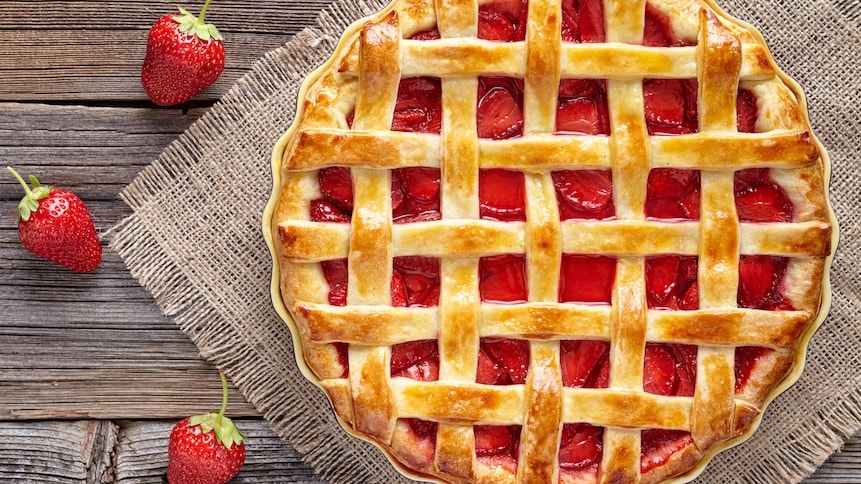 Une tarte aux fraises décorée d'un treillis.