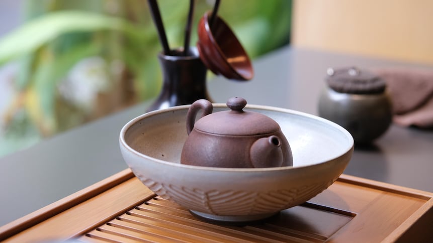 « C’est un acte à la fois social et stimulant pour les Chinois de boire le thé, explique Jasmin Desharnais. Ils se rencontrent et prennent le temps de jaser de leur thé. Ils jasent de l’histoire du thé et de sa géographie. » 