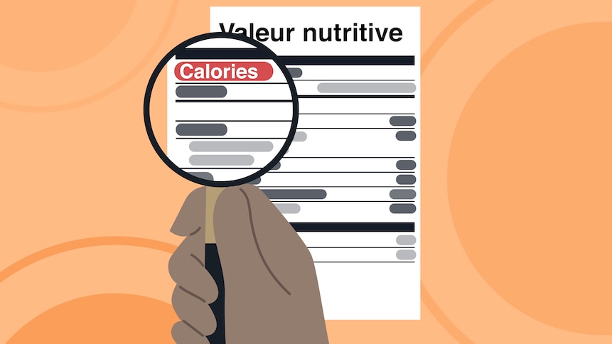 Une illustration du tableau de la valeur nutritive. Une main qui tient une loupe met l'emphase sur le mot «calories».