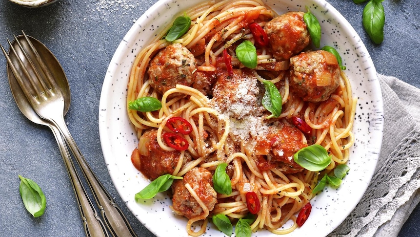 Un plat de spaghetti aux boulettes de viande.