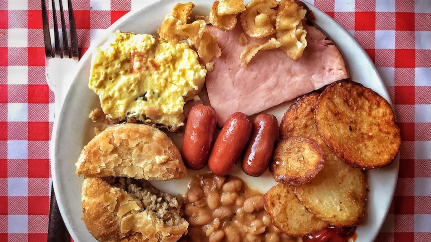 Un repas de cabane à sucre, avec des oeufs, des fèves au lard, du jambon, de la saucisse et des oreilles de Christ.