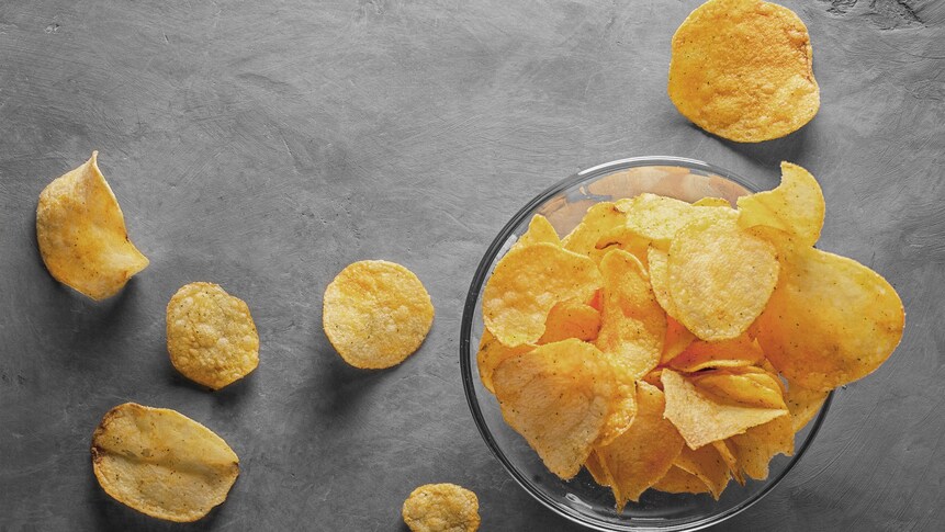 Des croustilles sur un comptoir et dans un bol