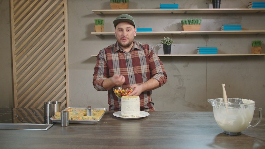 Une personne dépose des bonbons au centre d'un cake au citron.