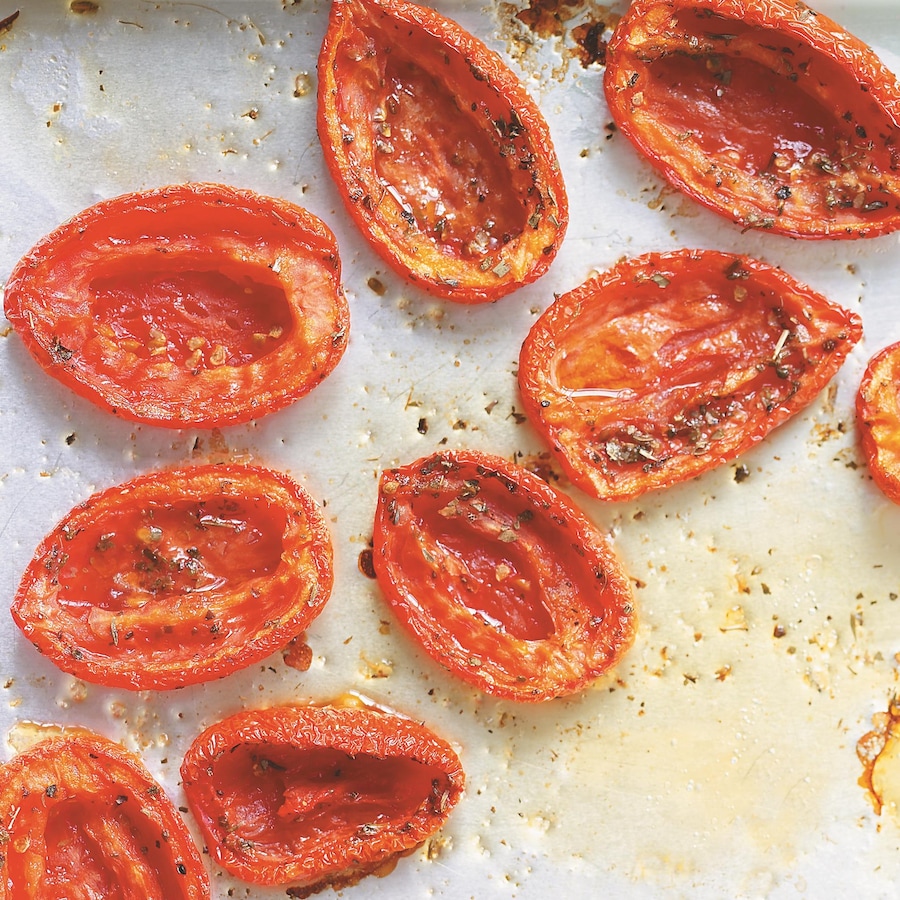 Des morceaux de tomates confites prêts à être dégustés.