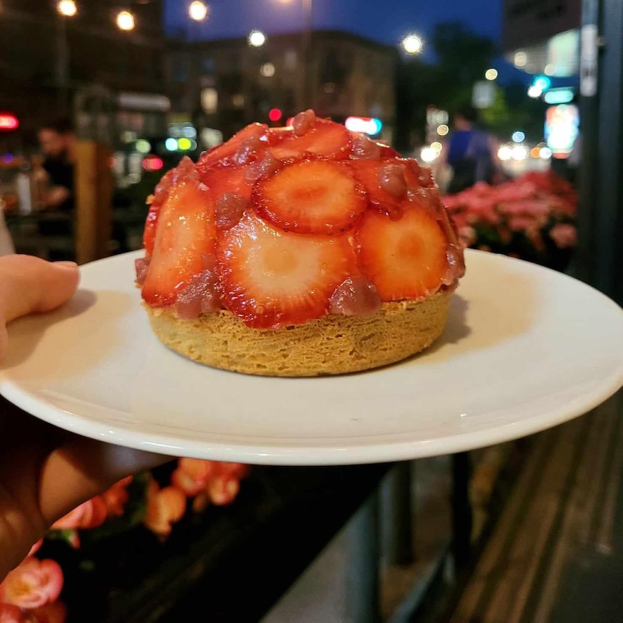 Un dessert aux fraises sur une assiette blanche