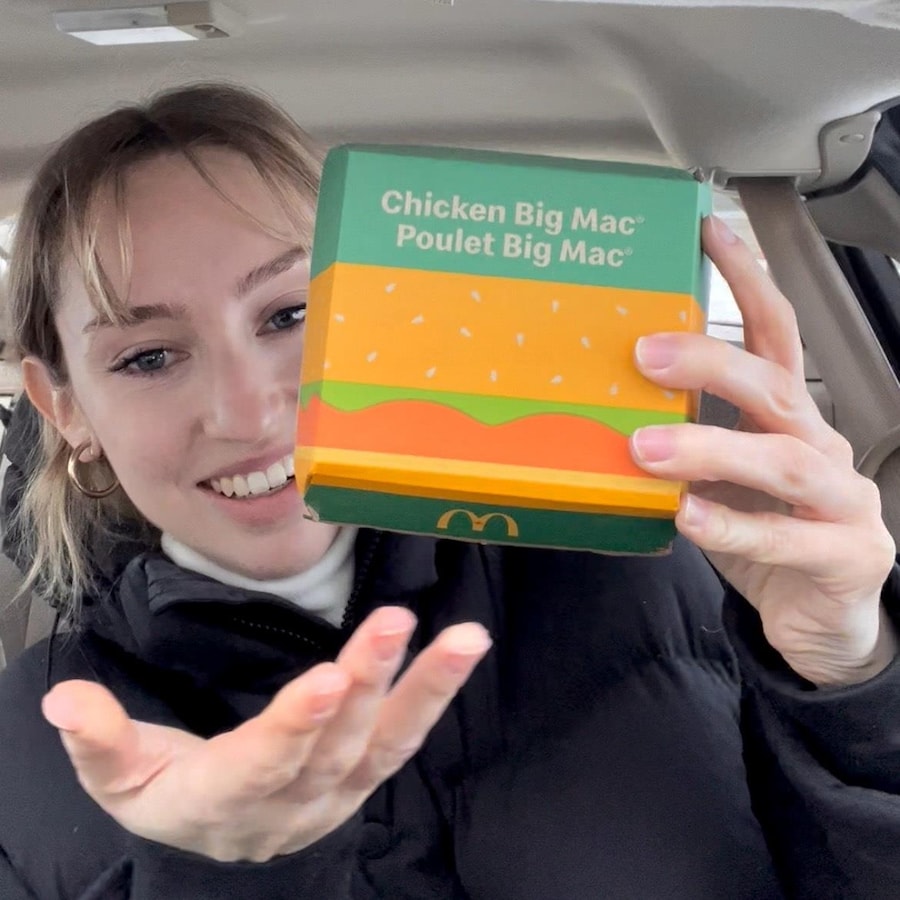 Dans sa voiture, Michelle tient une boîte de Poulet Big Mac.