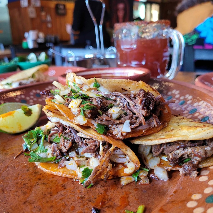 Trois tacos bien garnis sur une assiette.