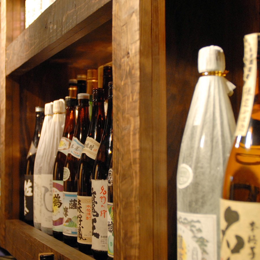 Des bouteilles de saké japonais. 