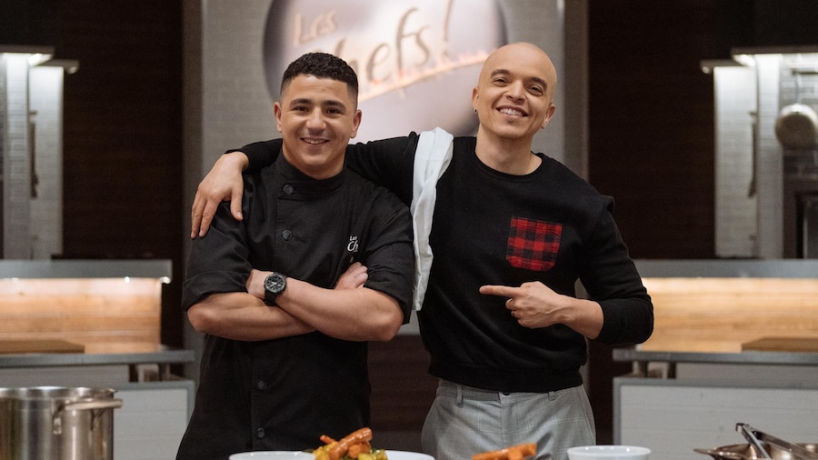 Amine Laabi et Rachid Badouri dans la cuisine de l'émission Les chefs!.