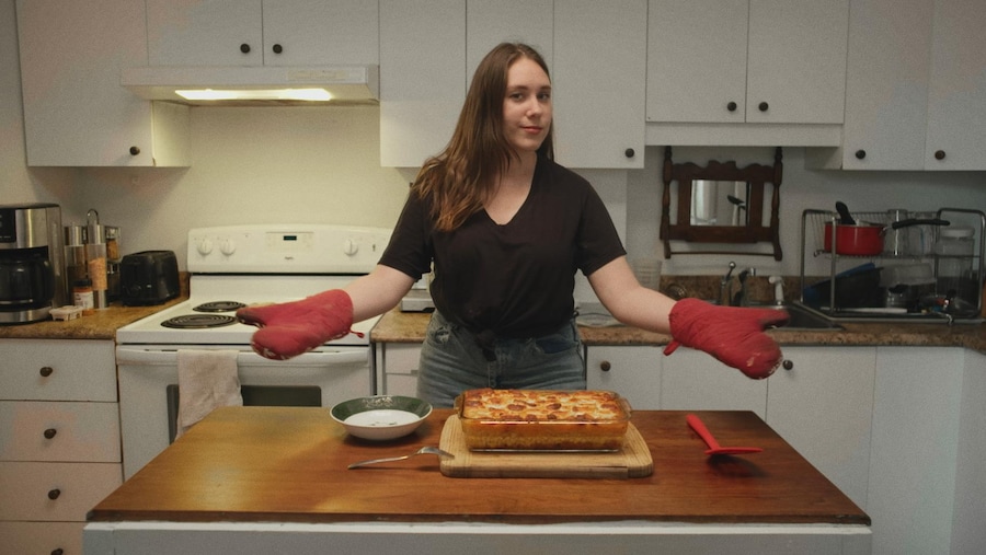 Ariel Charest derrière sa recette de pâté chinois avec un sourire en coin.