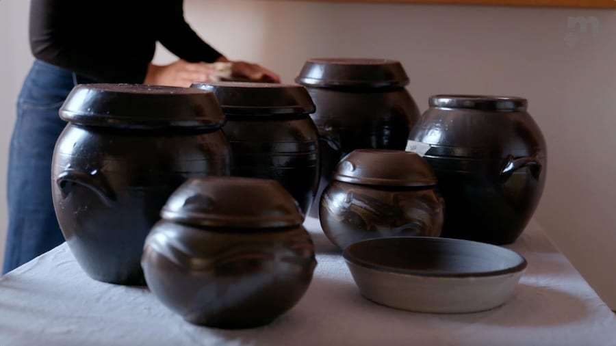 Plusieurs vases en terre cuite coréens.