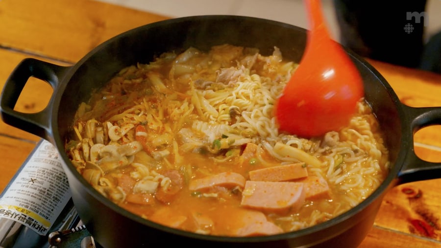 Une casserole de budae jjigae.