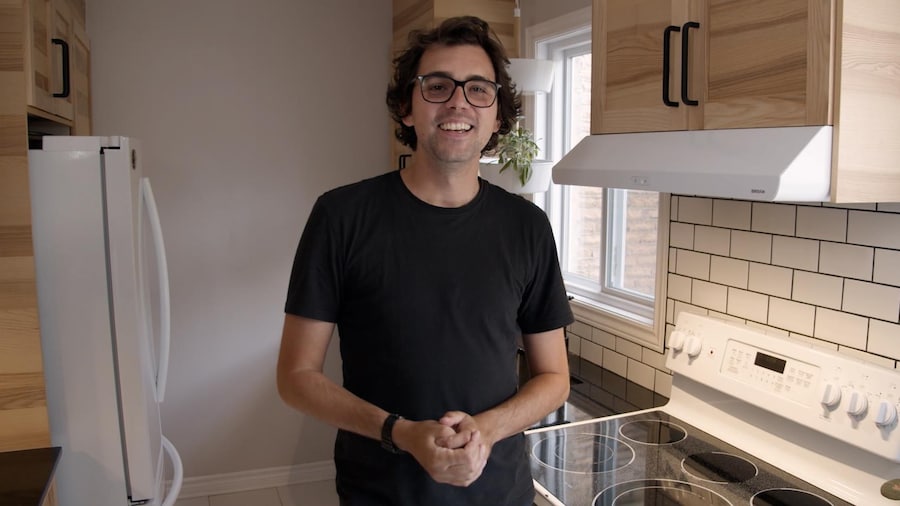 Jérémie Larouche dans sa cuisine.