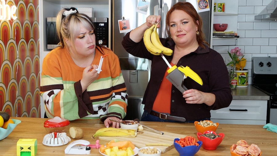 Deux femmes dans une cuisine avec des gadgets louches.