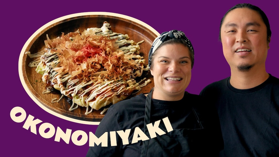 Élyse Garand et Hidenori Tsuda du noren avec leur plat signature, l'okonomiyaki.