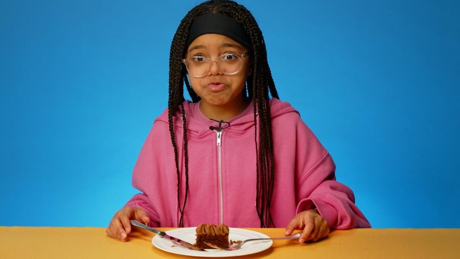 Une jeune fille dégoûtée d'apprendre que sa pointe de gâteau contient des champignons.