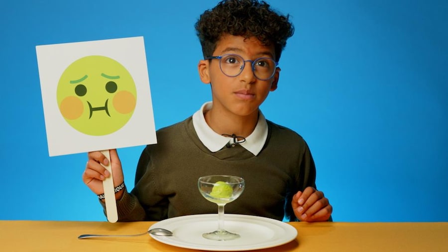 Un jeune garçon qui n'a pas apprécié son expérience de déguster une glace à la coriandre.