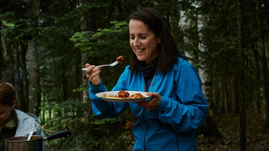 Geneviève O'Gleman mange une poutine italienne.