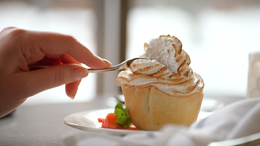 Un dessert dont on est en train de prendre la première bouchée.