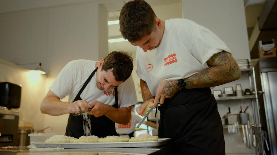 Francis Blais et Camilo Lapointe-Nascimento en train d'apporter la touche finale à un dessert.