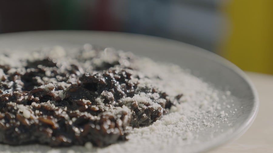 Le plat de risotto djon djon est présenté dans une assiette ronde. 