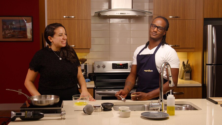 Jérémie Jean-Baptiste cuisine du quinoa dans la cuisine de Tas.