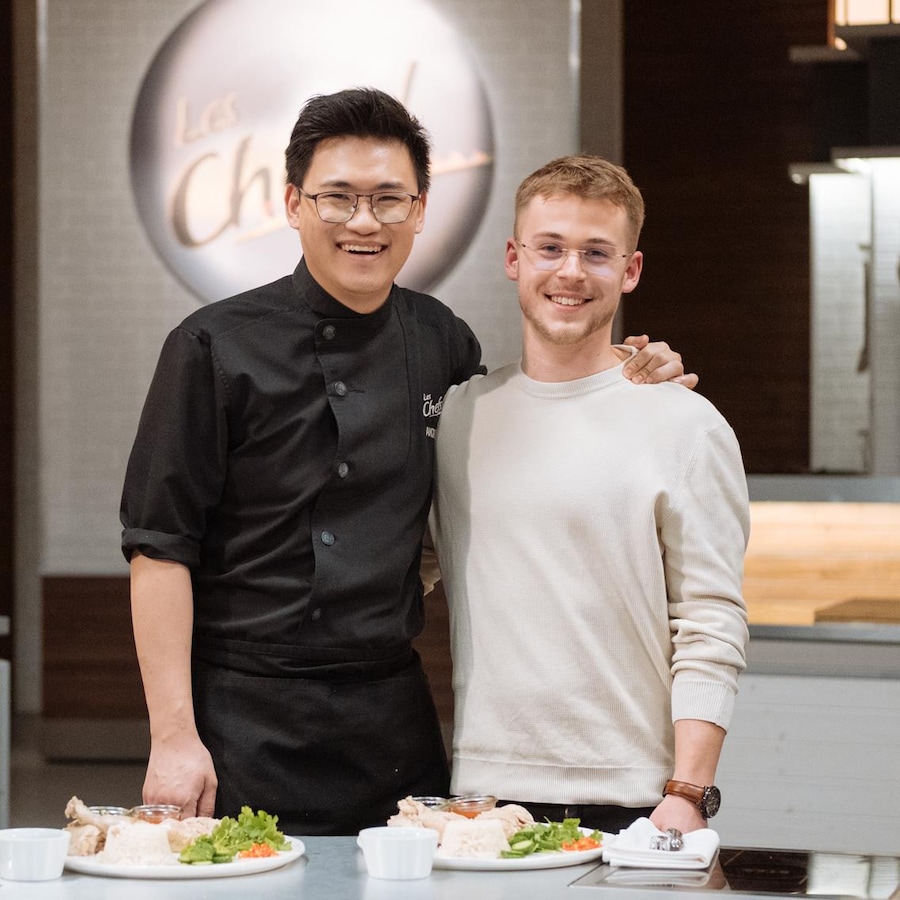 Andersen Lee et Brandon Gaudet dans la cuisine de l'émission Les chefs!.