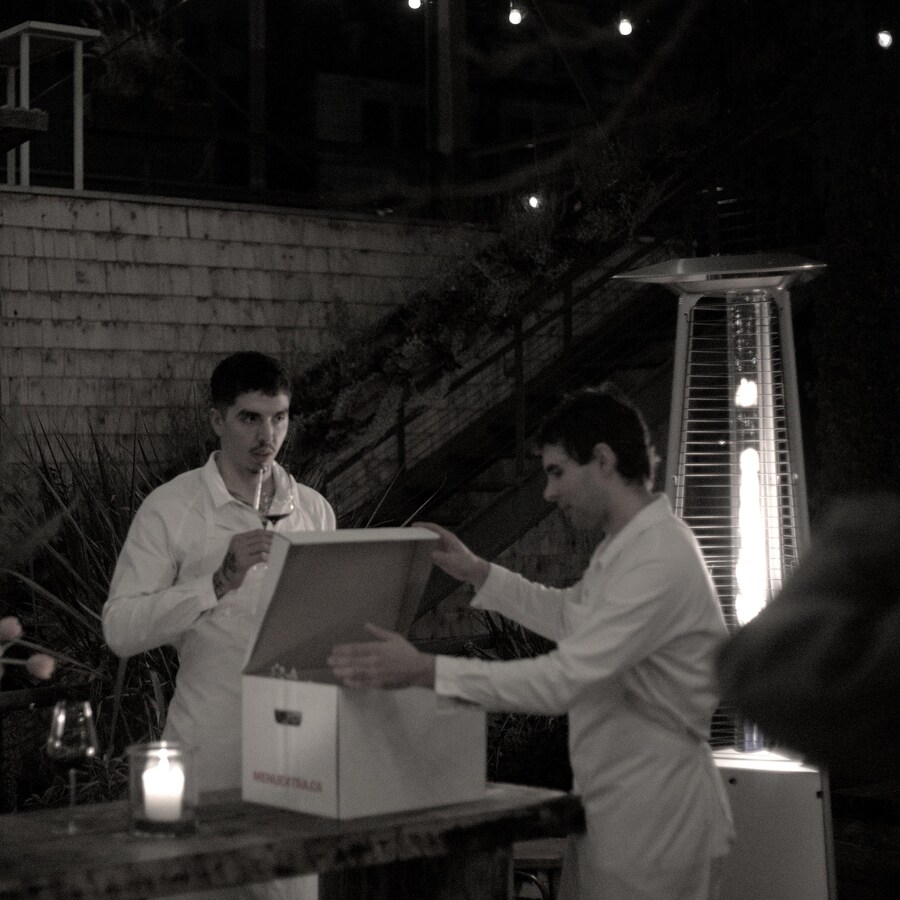 Camilo et Francis ouvrent une de leurs boîtes contenant les repas à emporter.