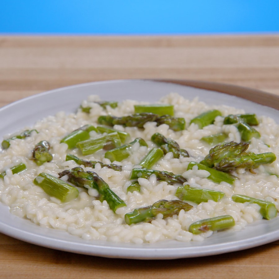 Une assiette de risotto aux asperges.