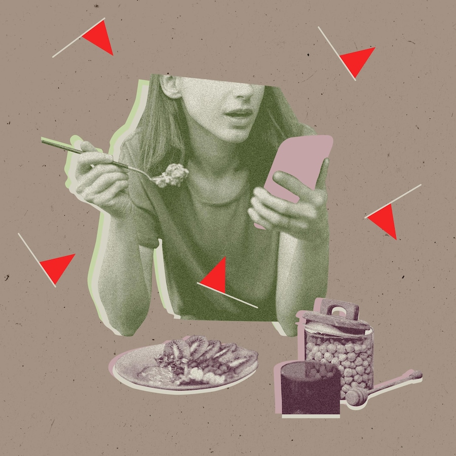 Une personne regarde son téléphone cellulair en mangeant.