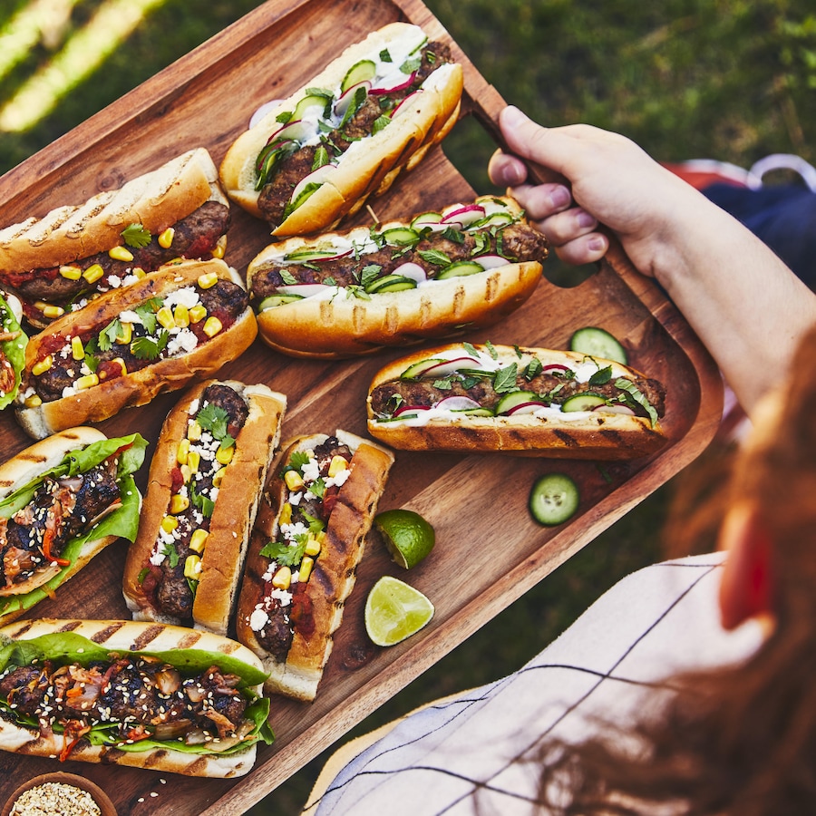 Un plateau avec trois versions grillées du dogburger.