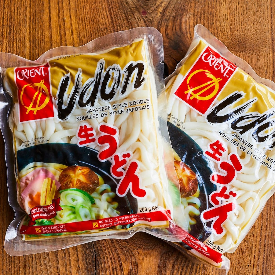 Deux emballages de nouilles udon du commerce.