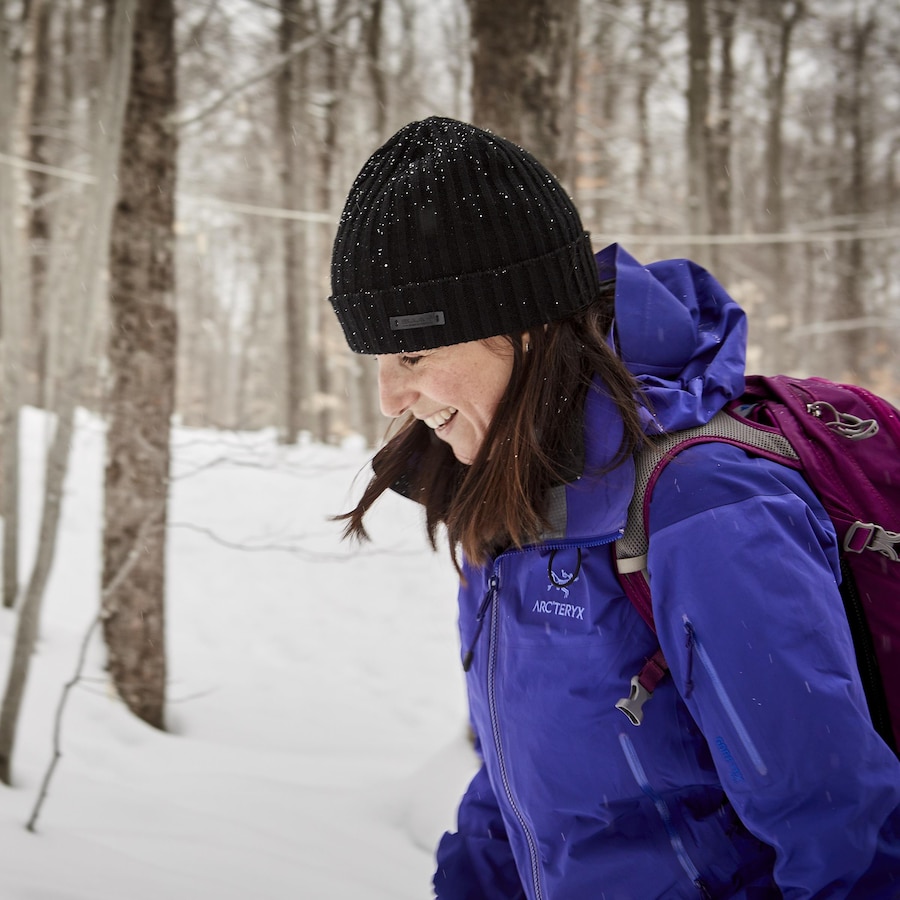 Geneviève O'Gleman qui marche en forêt.