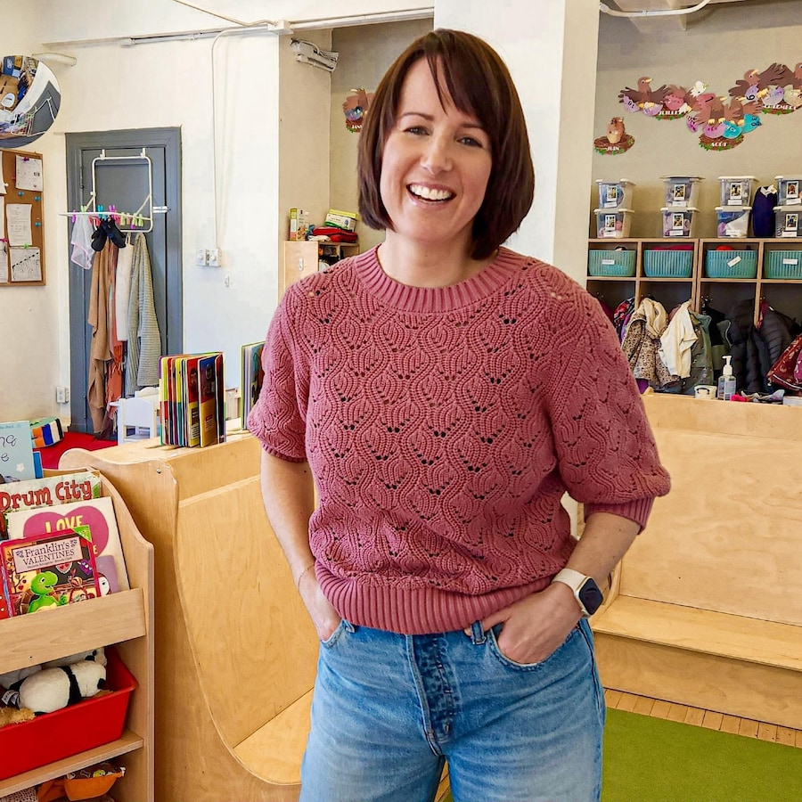 La nutritionniste Geneviève O’Gleman est dans une garderie à côté d’une bibliothèque de livres pour enfants.