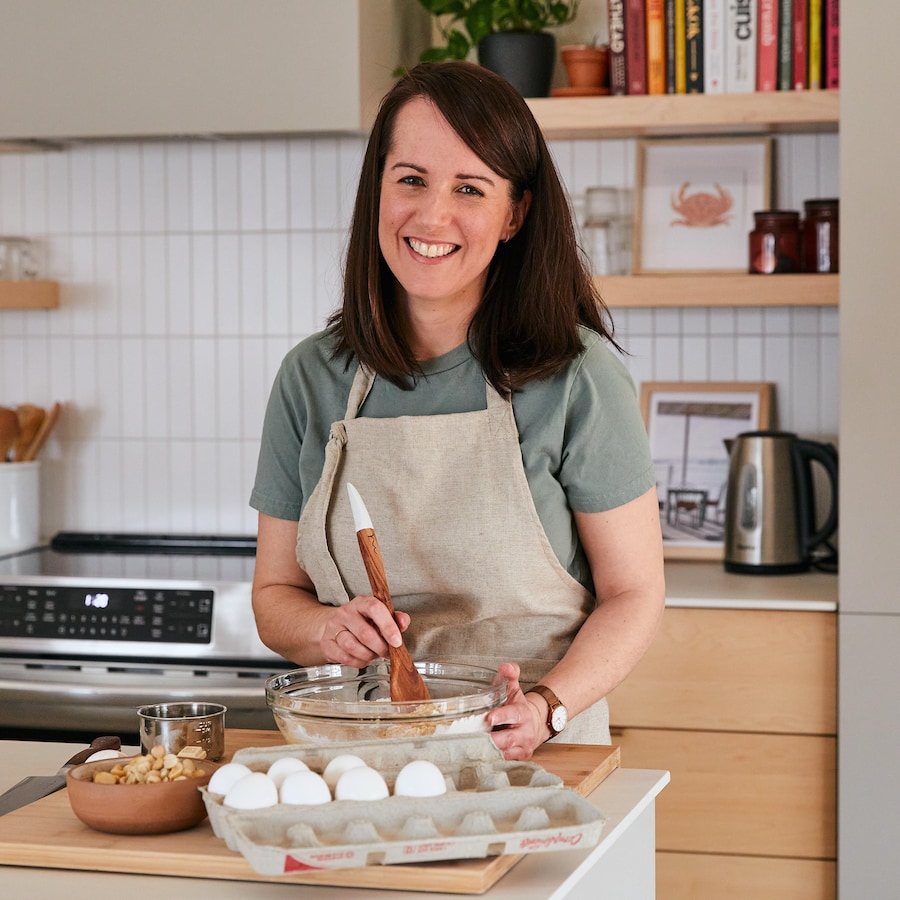 La nutritionniste Geneviève O’Gleman cuisine une recette avec de la farine et des pommes.