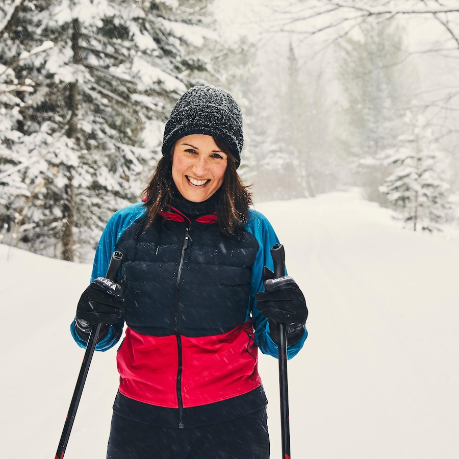La nutritionniste Geneviève O'Gleman fait du ski de fond en forêt. 