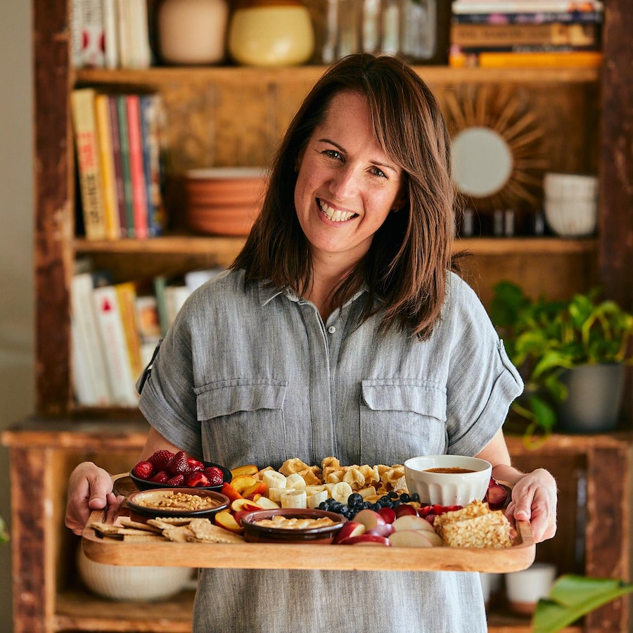 La nutritionniste Geneviève O'Gleman est debout et tient un plateau de desserts. 