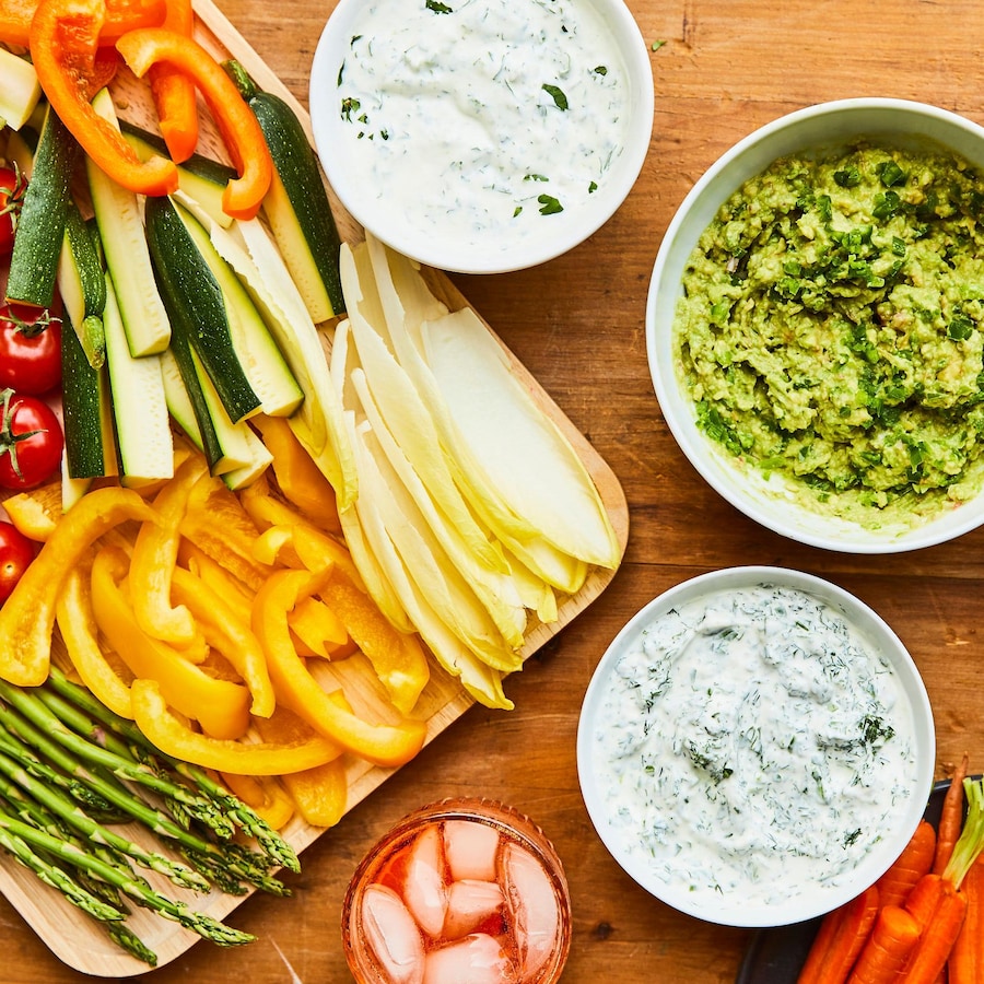 Plateau de crudités avec des trempettes.