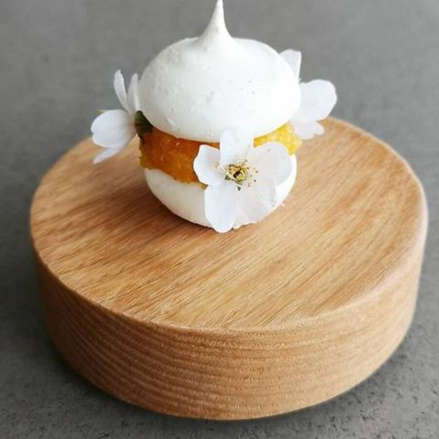 Un dessert de meringue, délicat, agrémenté de fleurs blanches.