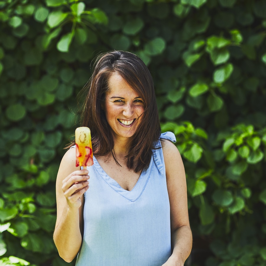 Geneviève O'Gleman tient à la main un pop glacé au kiwi, fraise et mangue. 