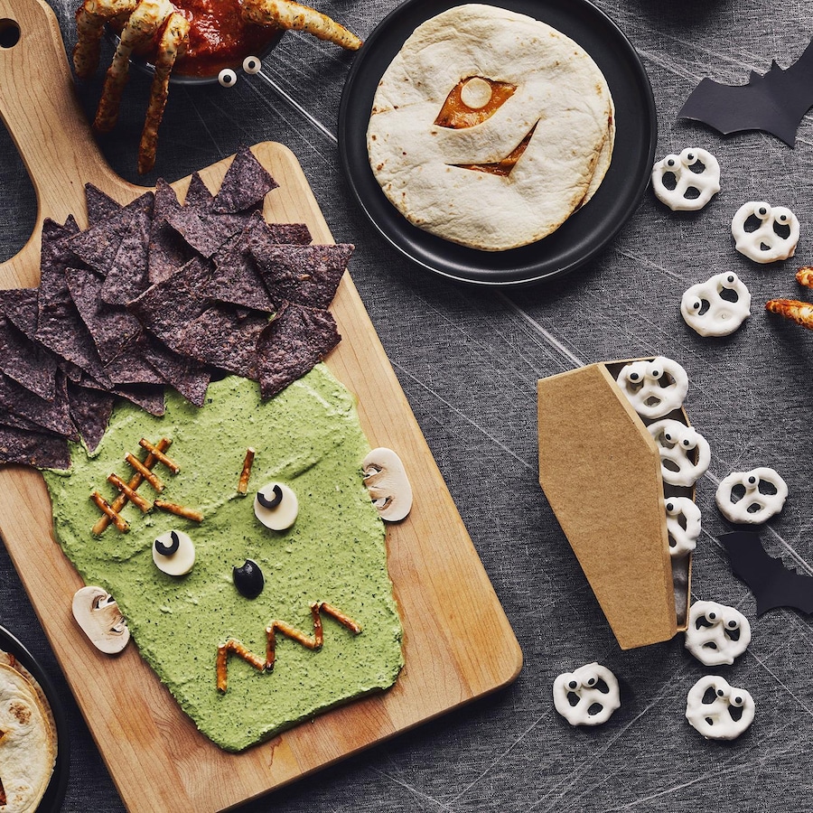 Une tablée d’Halloween avec une trempette Frankenstein, des araignées au parmesan, des monstres en quesadilla et des bretzels en fantômes.