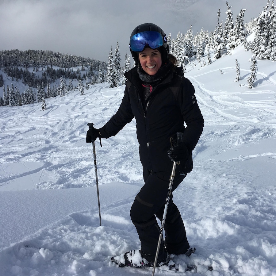 Geneviève O'Gleman qui fait du ski alpin.