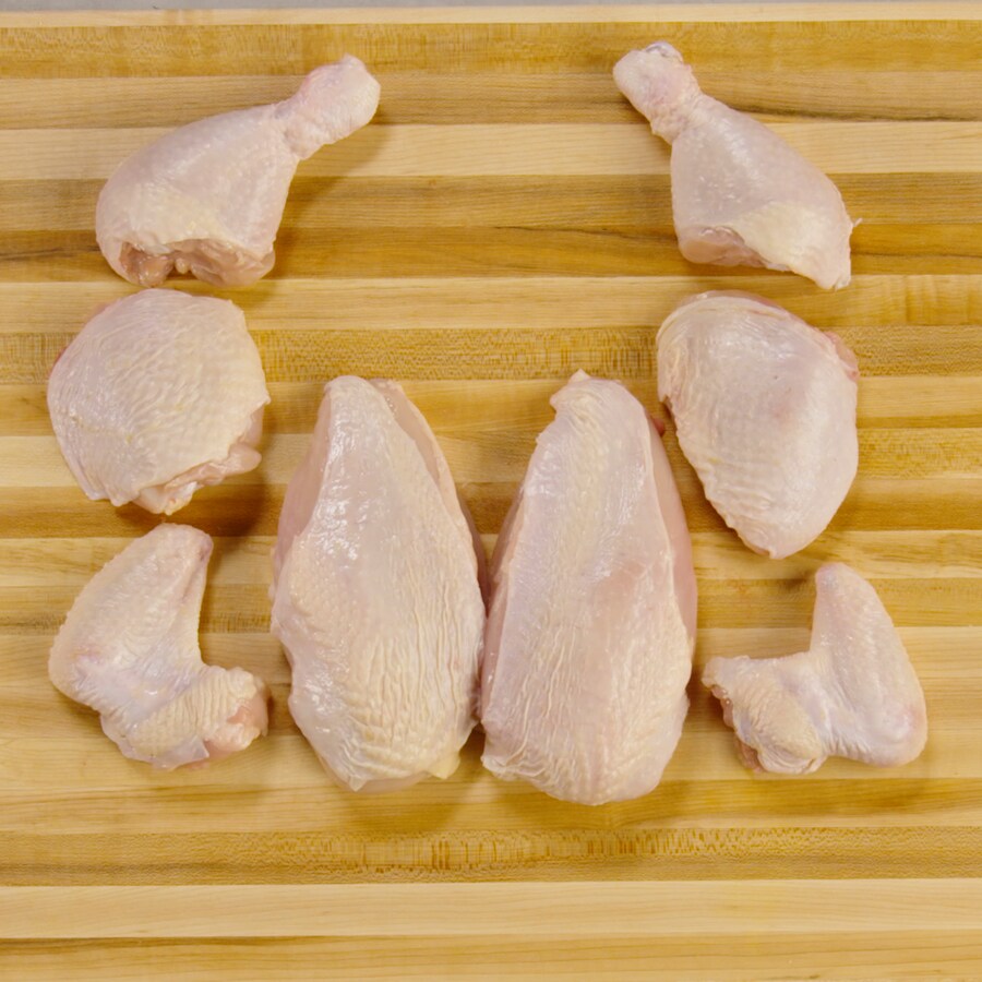 Des morceaux de poulet crus ont été coupés en huit morceaux. 
