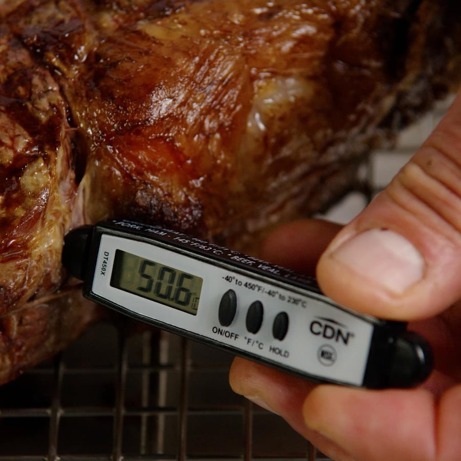 Un thermomètre à viande dans un steak.