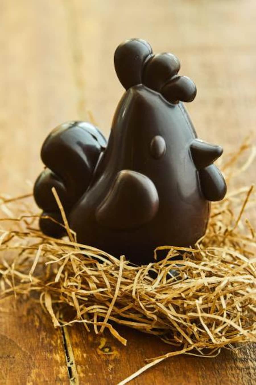 Une poule en chocolat sur un nid de paille. 