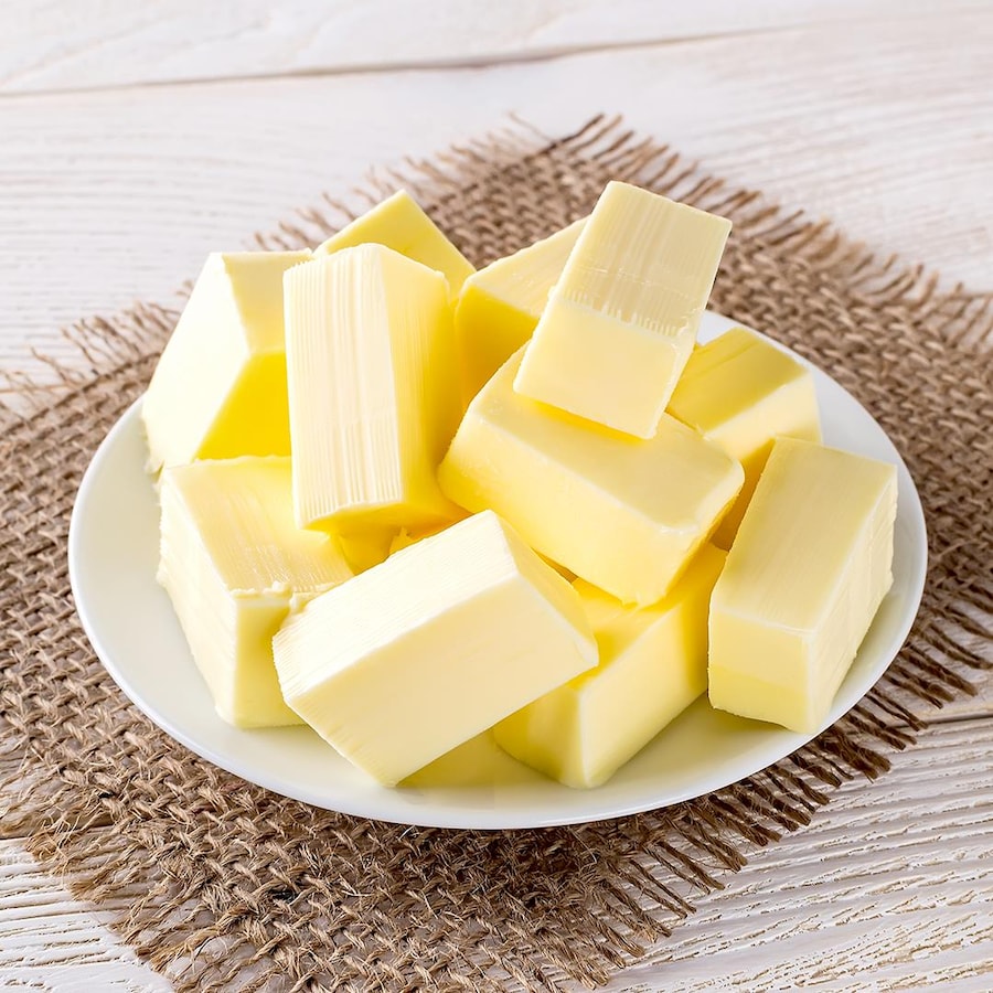 Plusieurs cubes de beurre dans une assiette.