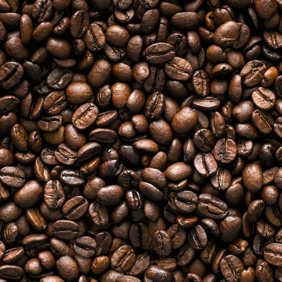 Zoom sur plusieurs grains de café.
