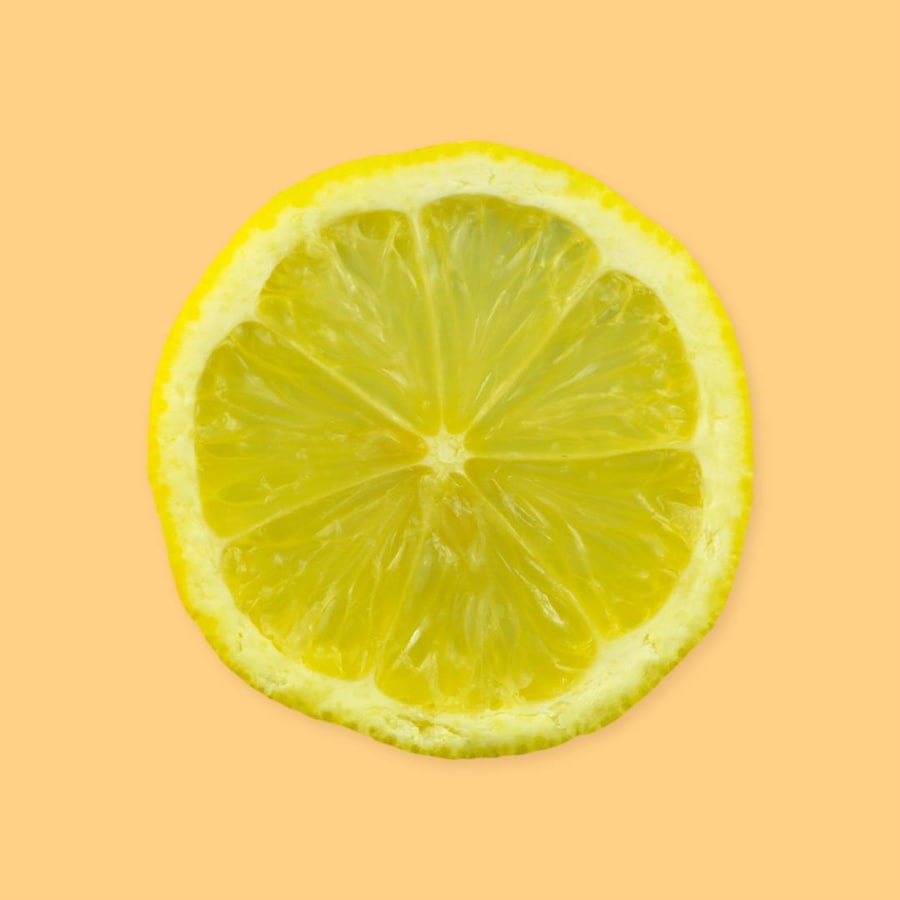 Une rondelle de citron sur un fond jaune.