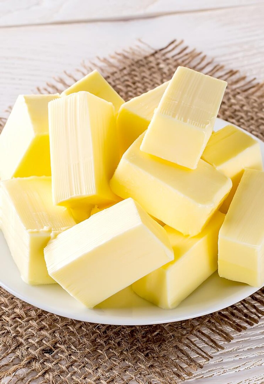 Des cubes de beurre dans une assiette.