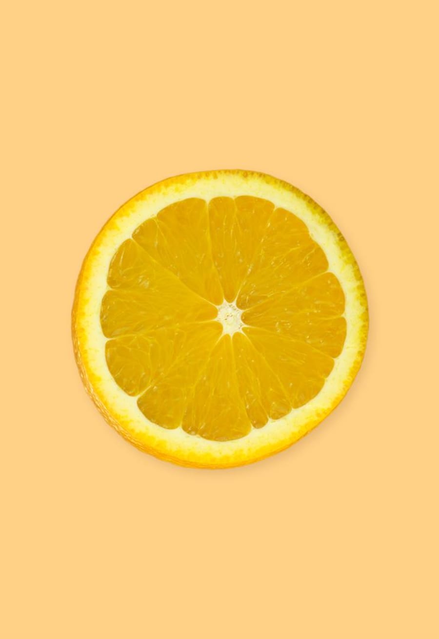 Une rondelle d'orange sur un fond jaune.